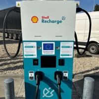 Schneider Electric dodává ultrarychlé nabíječky pro síť Shell Recharge. Většinu baterie doplní za 15 minut